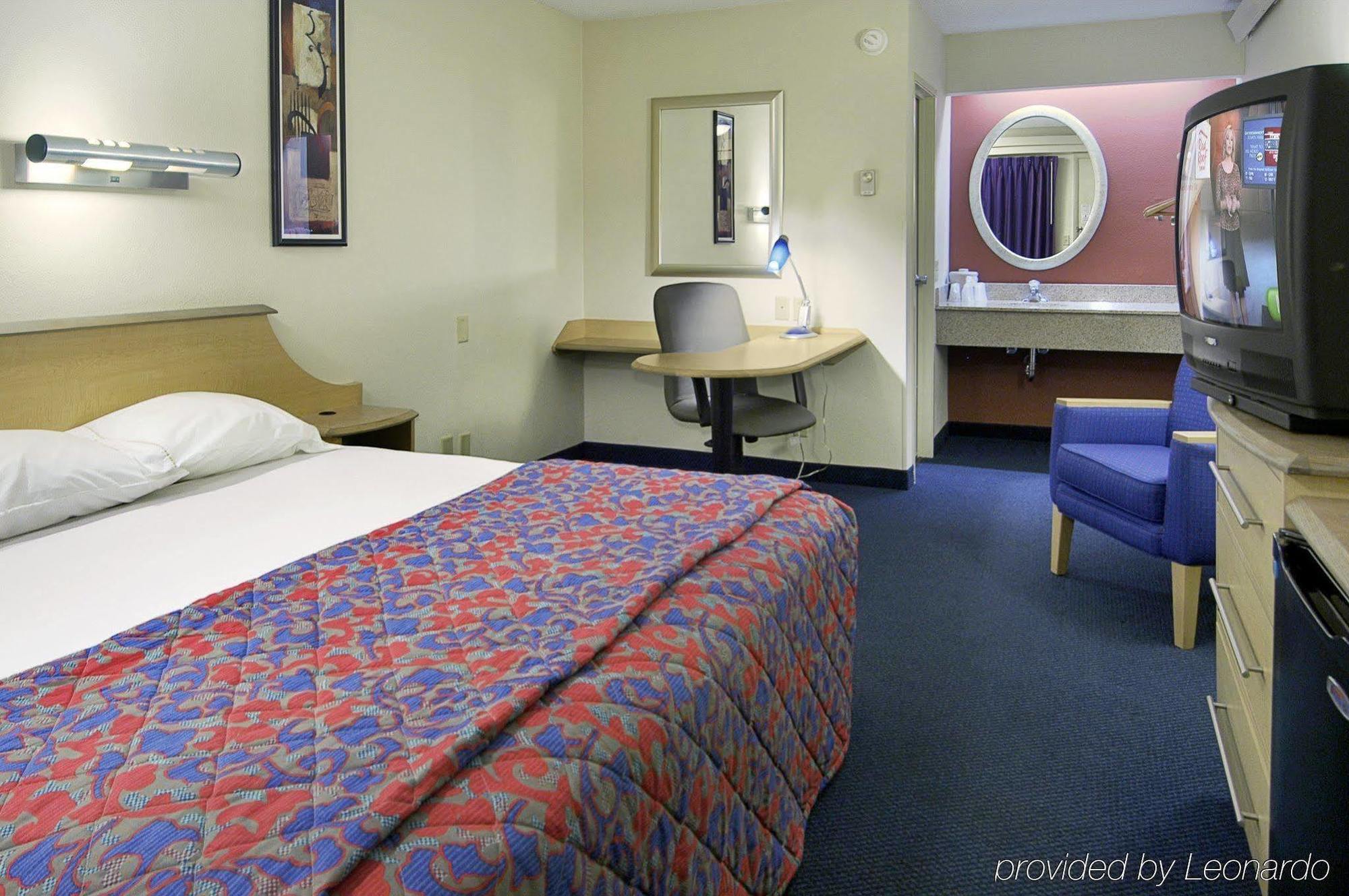 Red Roof Inn Энфилд Номер фото